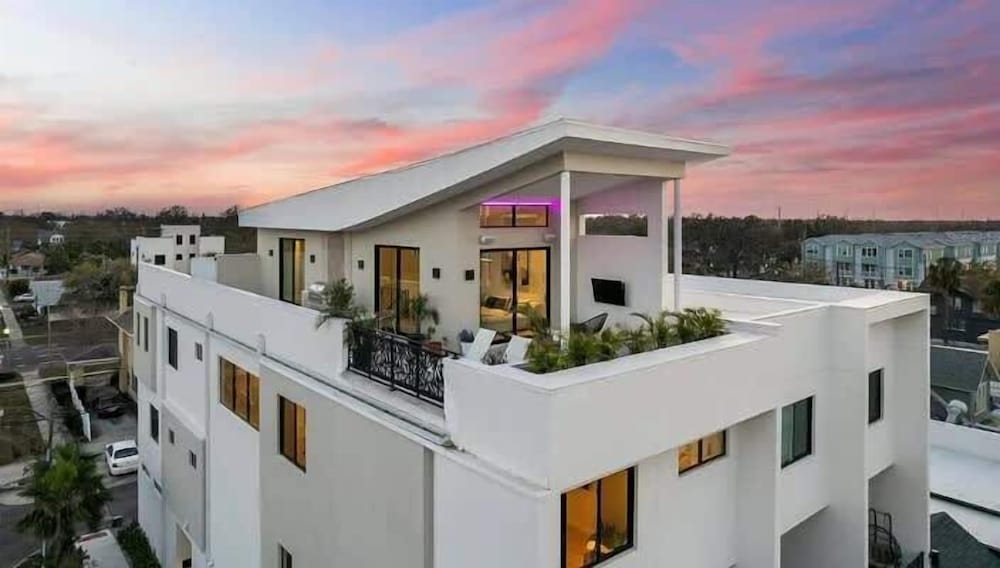 Lux Penthouse 4-story Stunner Rooftop Views