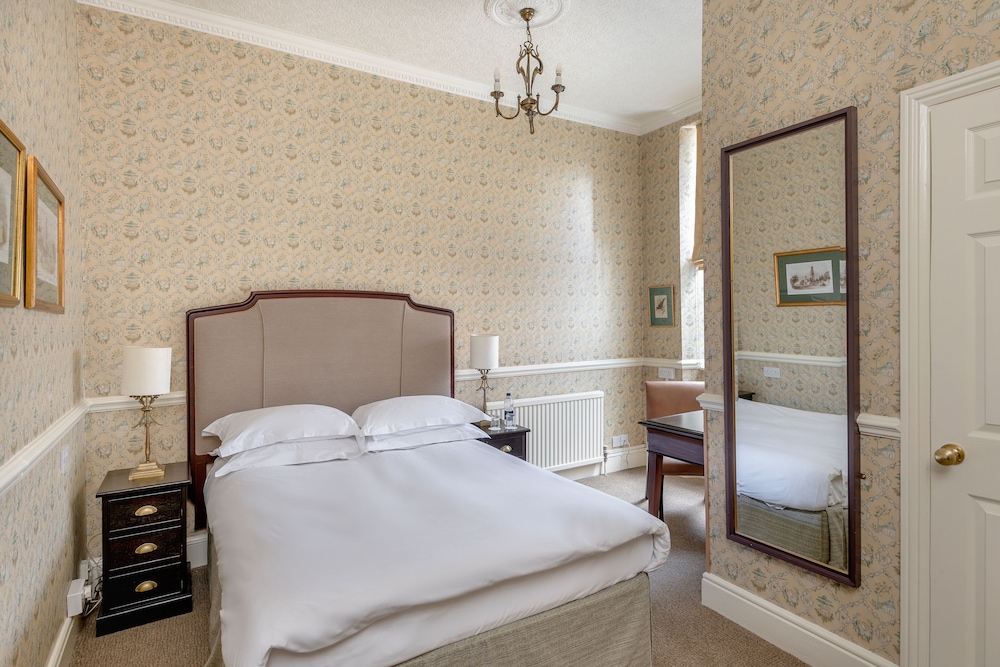 Royal Hotel 24