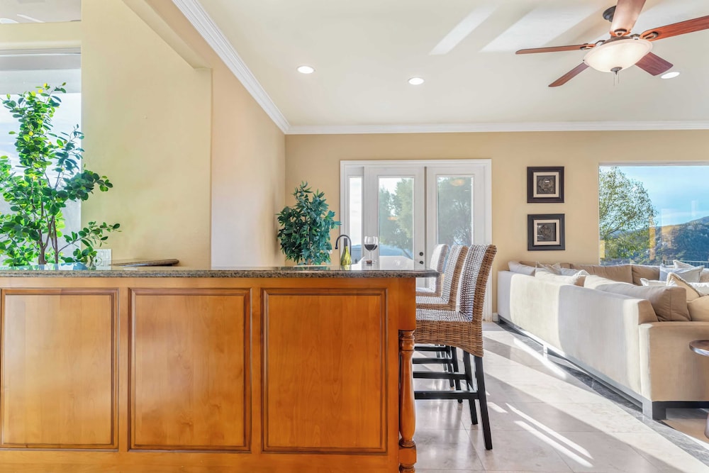 Hilltop Estate w/ Pool, Hot Tub, Fire Pit, Views Cleveland Vista by Avantstay