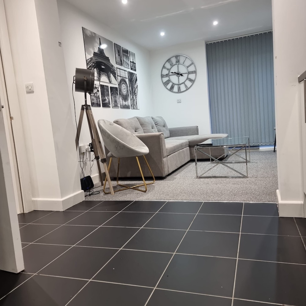 London Oasis Modern 2BR Apartment