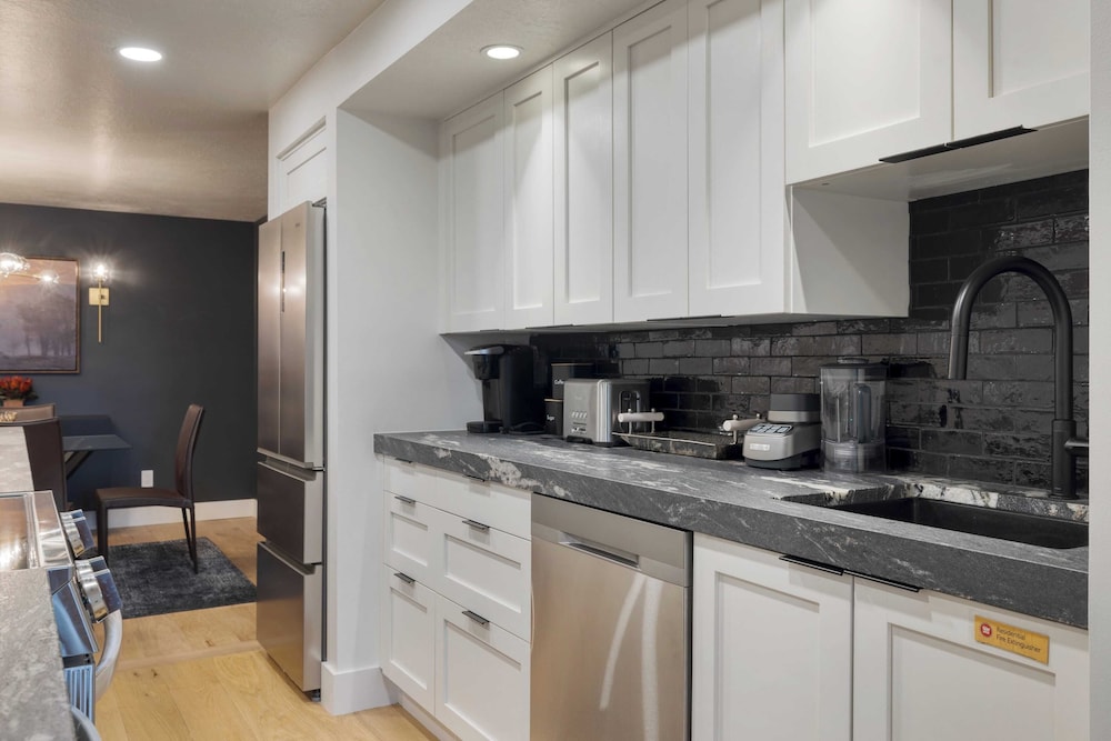 Parkside Condo by Avantstay Walk to Ski Lifts + Town Pool & Hot Tub Access