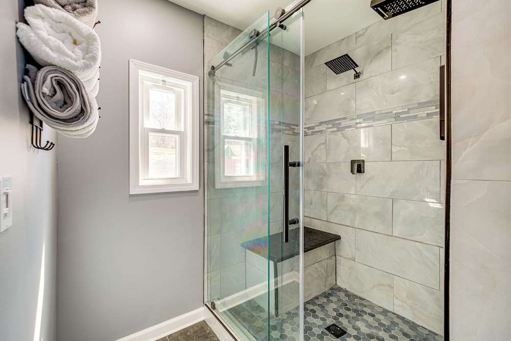 5 Mi to Dtwn: Family-friendly Home in Roanoke!