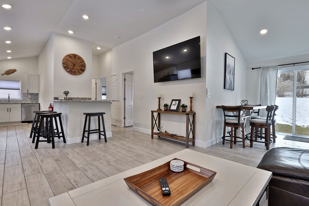 Rutland Vacations - Rutland's Hidden Gem: 2 Br/1ba Renovated Home Close To Everything 2 Bedroom Home - Property Image 1