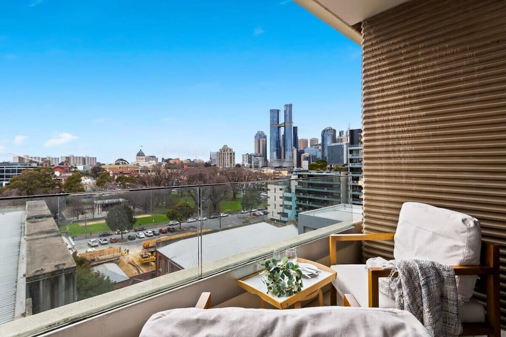 A Lux 2BR Apt Next to Melbourne Uni, Free Parking