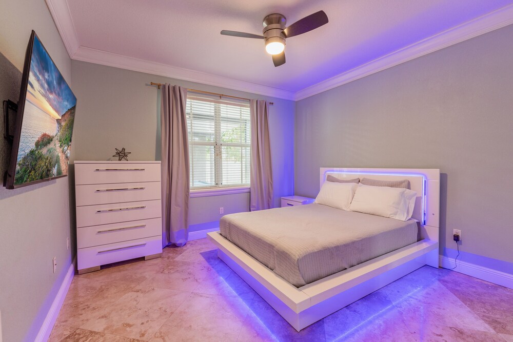 Miami Getaway Heated Pool House & Pool Table Villa