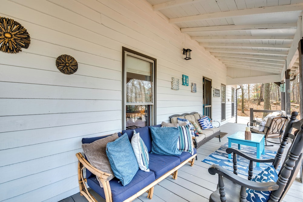 3 Mi to Marietta Square: Hot Tub Haven w/ 2 Patios