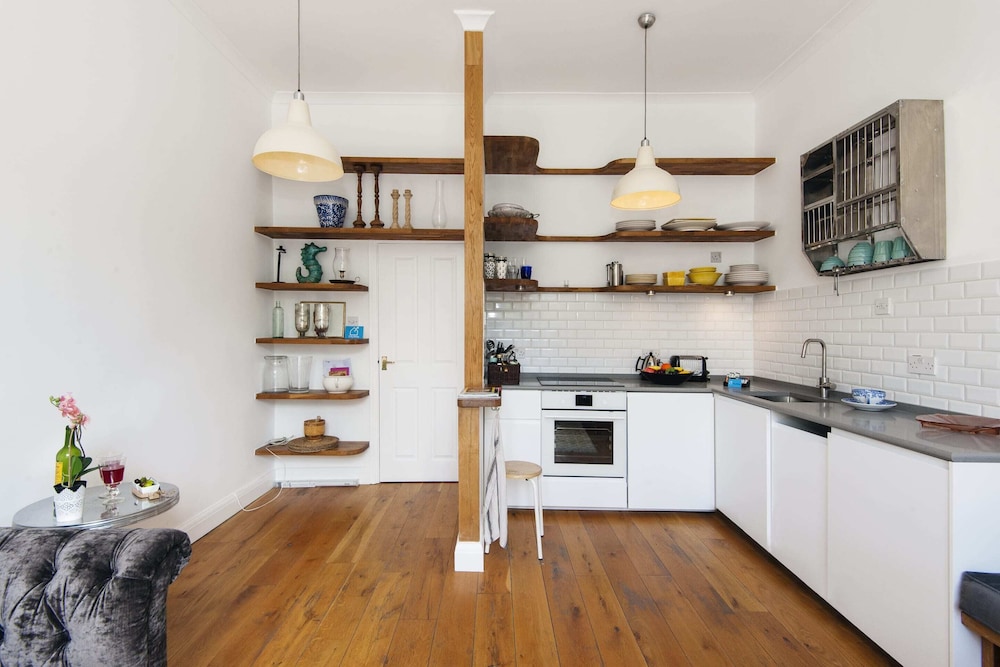 Bright Talbot Road Apartment view 2