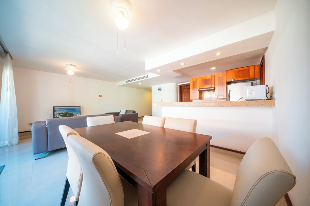 Luxury 1 BR Condo with Pool - Kaan 304