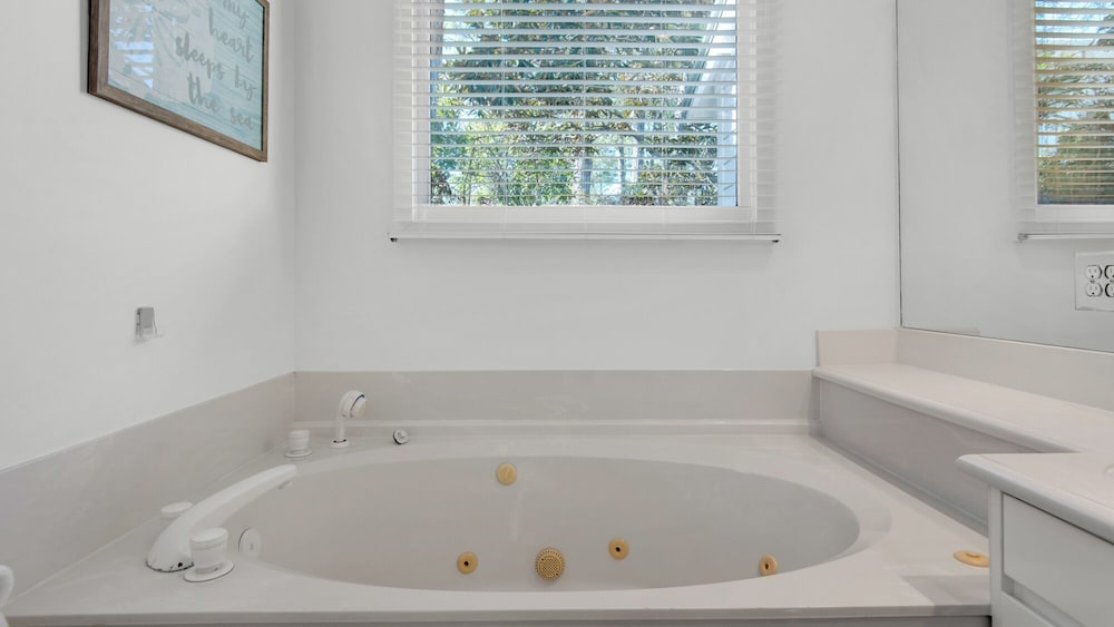 Charming Beach Cottage, 2 Pools and Tennis Access + Free Attraction Tickets!