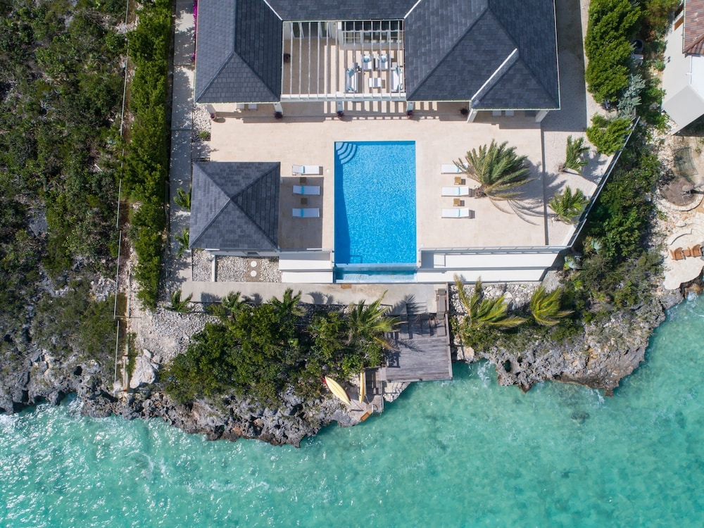 5 BR Waterfront Villa On Chalk Sound Blue Water