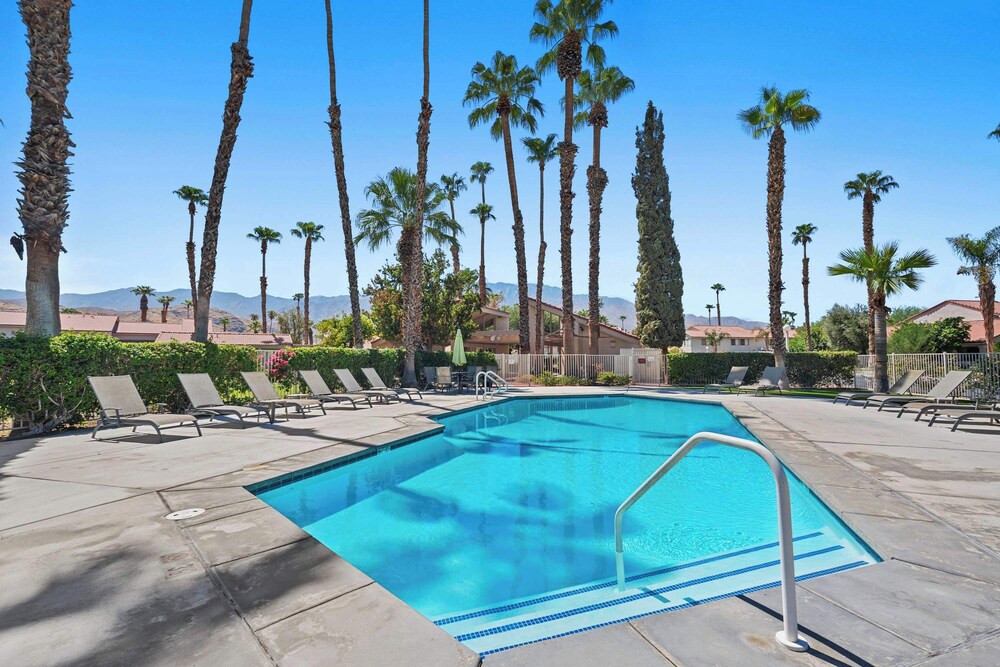 The 14th Fairway Delight 4Bd W/community Pool!