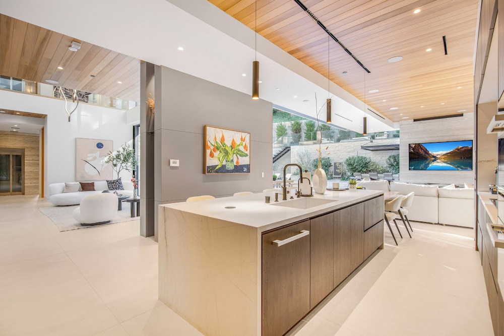 Hutton Villa - 5-bedroom Retreat in Iconic Beverly Hills Oasis