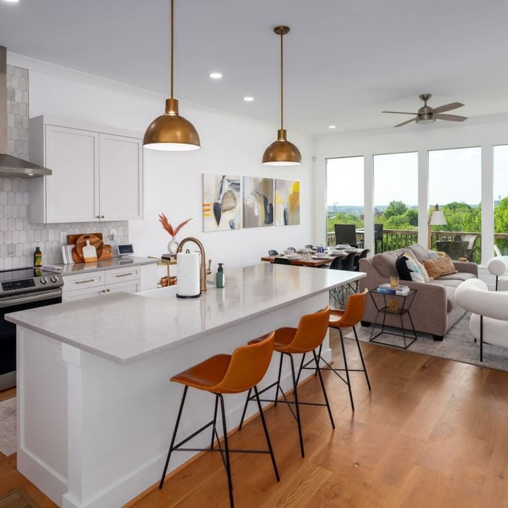 Birmingham Vacations - Scenic Cityscape Retreat - Stylish 2BR Townhome - Property Image 3