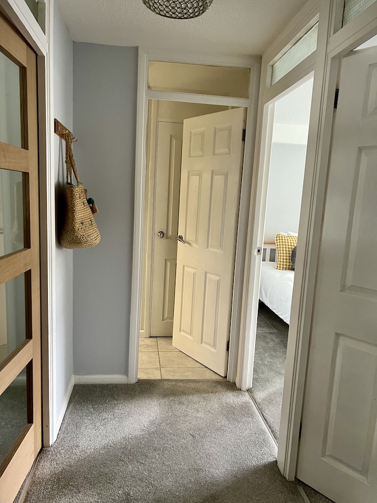 BookedUK - Lovely 2BR Flat in Hoddesdon view 5
