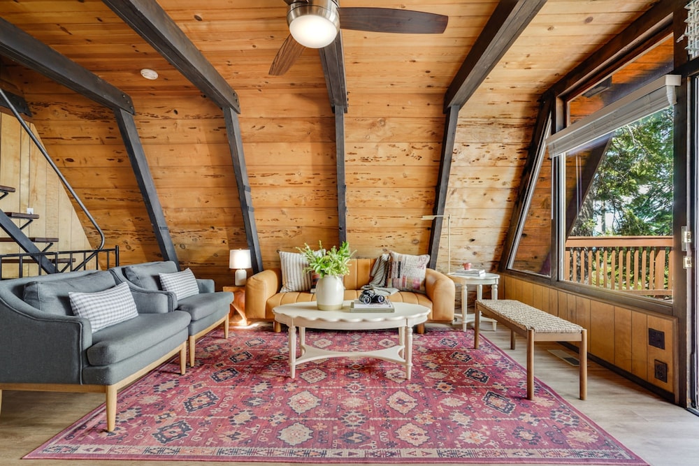 Horizon by Avantstay Stunning A-frame Cabin w Hot Tub Billiards Lake Views
