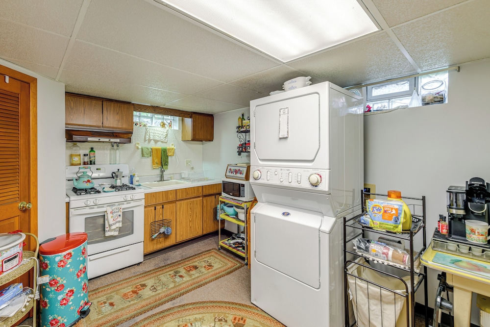 2 Mi to Walden Galleria: Apartment w/ Patio