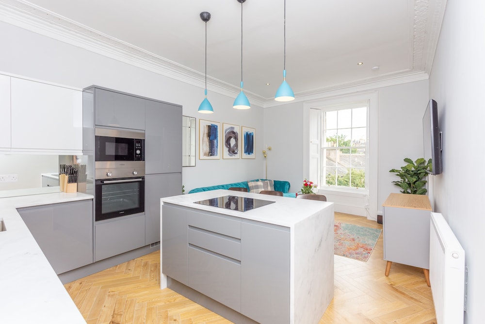 Silver Lining - Luxury New Town Apartment view 5