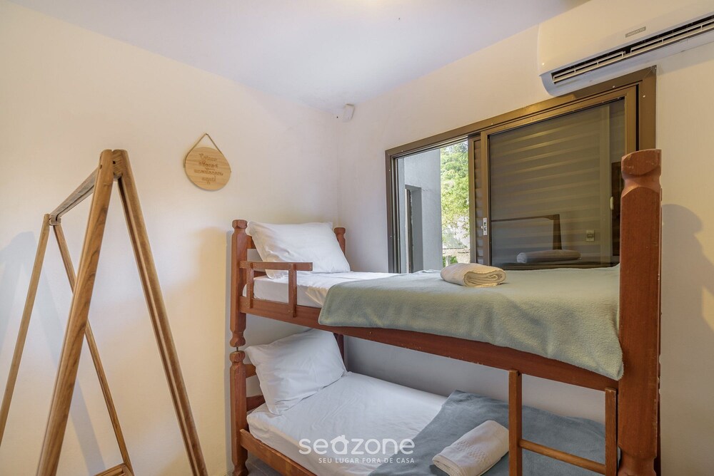 6BR Beachfront Home in Bombinhas Abm0101