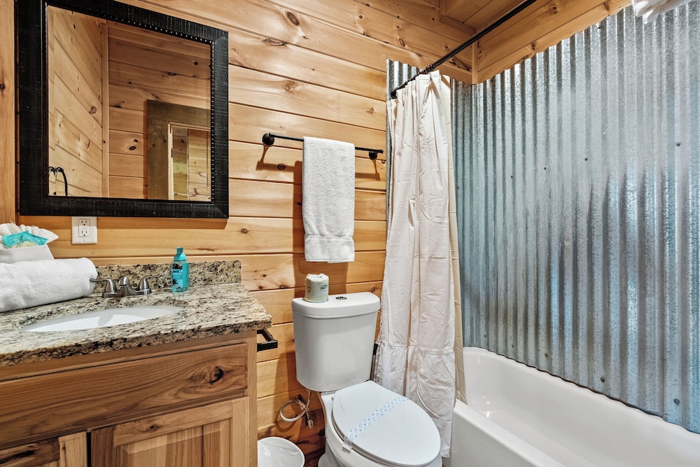 Amazing View Cabin w Gameroom Hot Tub Fire Pit