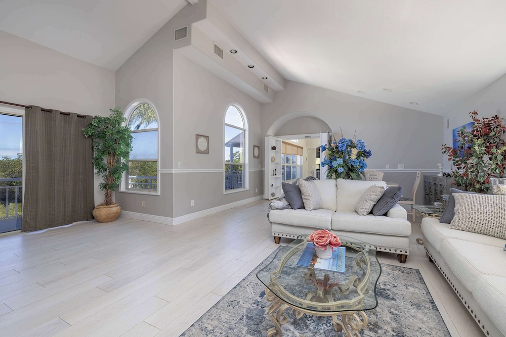 4B Waterfront Game Room Pool Hot Tub Dock