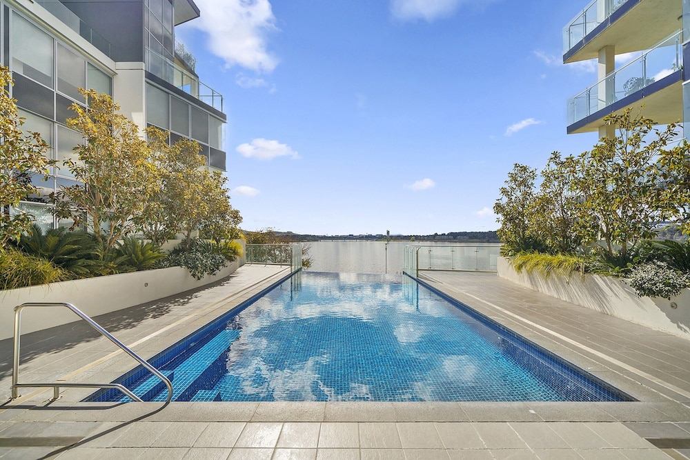 Stylish 1-bed Retreat Steps From Foreshore
