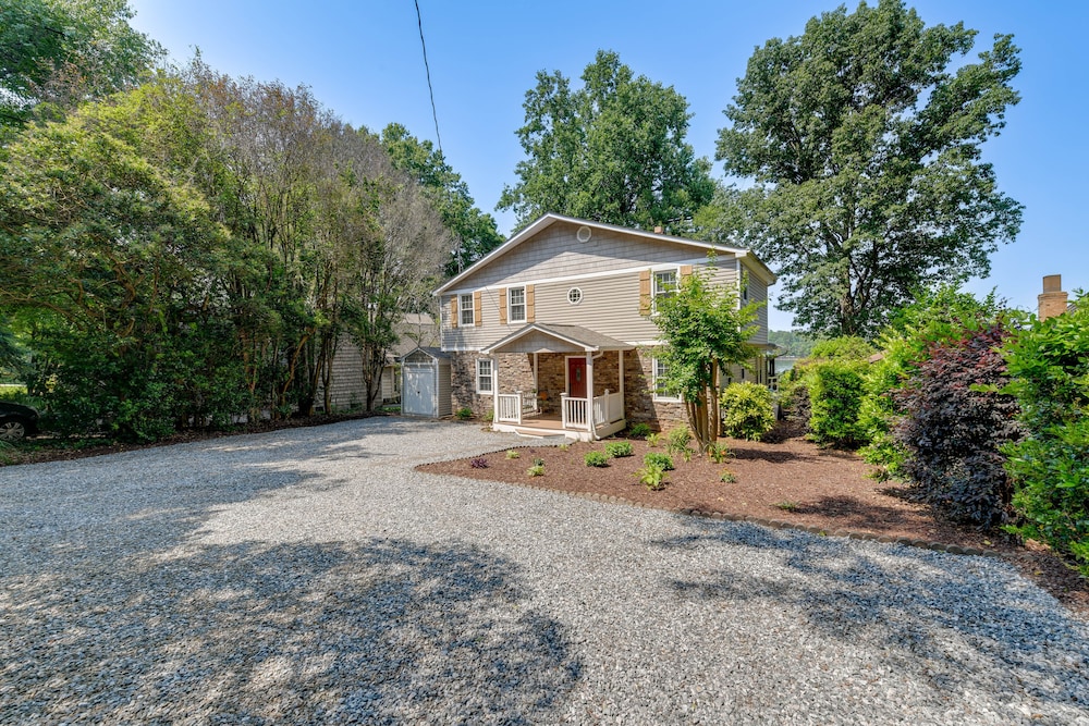 'commodore Bay Waterfront Home on Lake Norman! view 5