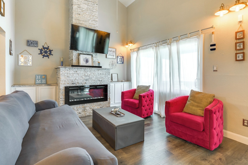 Boat & Fish: Gem w/ Water Views on Lake Livingston