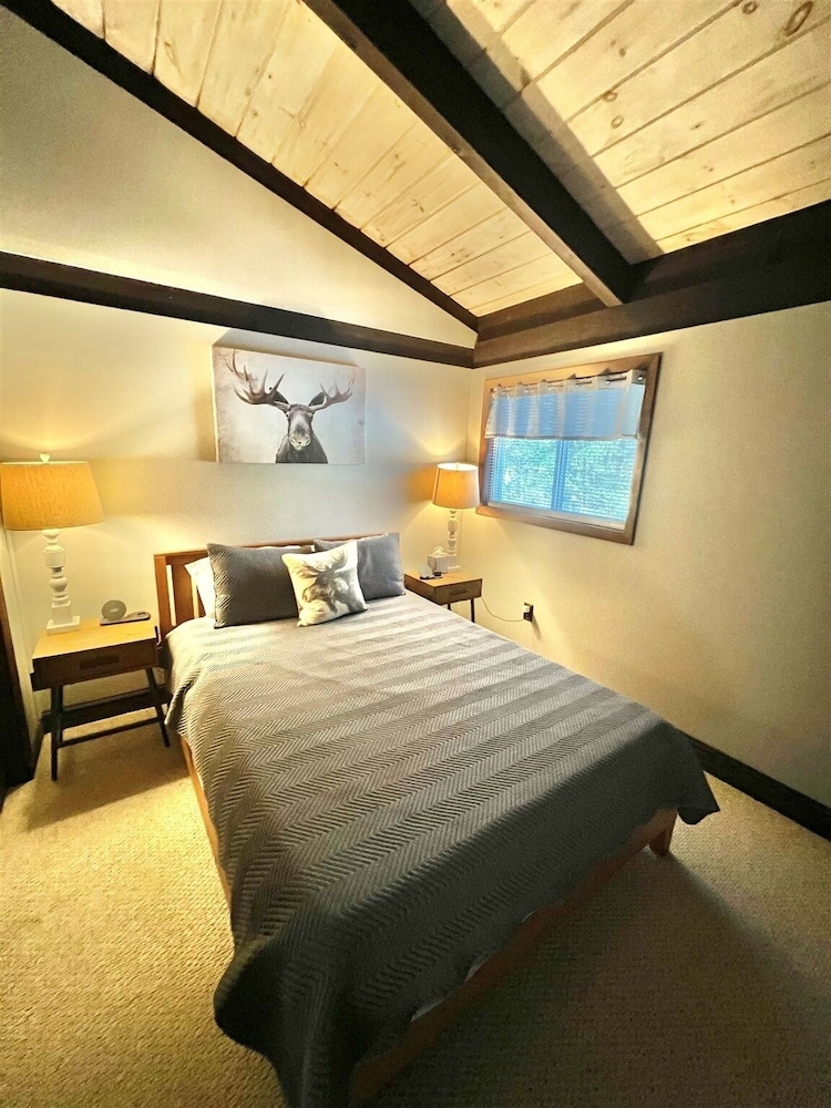 Alpine Village Getaway Limit 8 3 Bedroom Cottage by RedAwning view 4