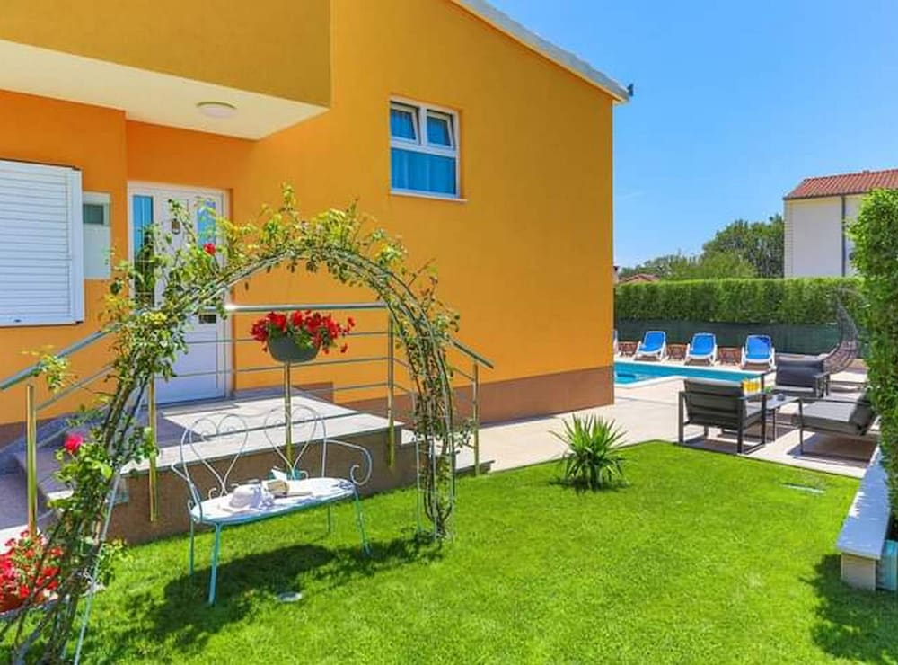 Kastel Luksic Scenic Villa With Pool