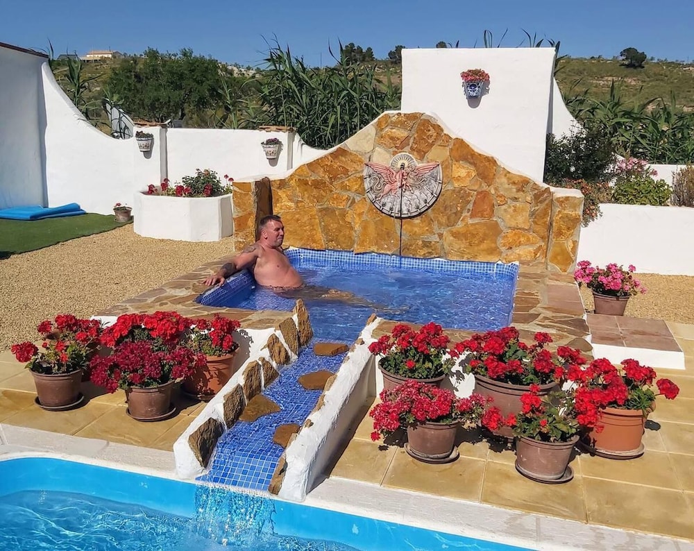 2-bed Villa Sleeps 5 - Private Pool & Free Parking