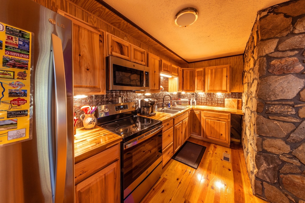 Bear Creek Lodge and Cabins in Helen Ga - Pet Friendly, River on Property, Walking Distance to downtown Helen