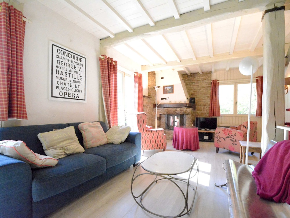 Luxury Pet Friendly Chalet in Bièvre near Forest