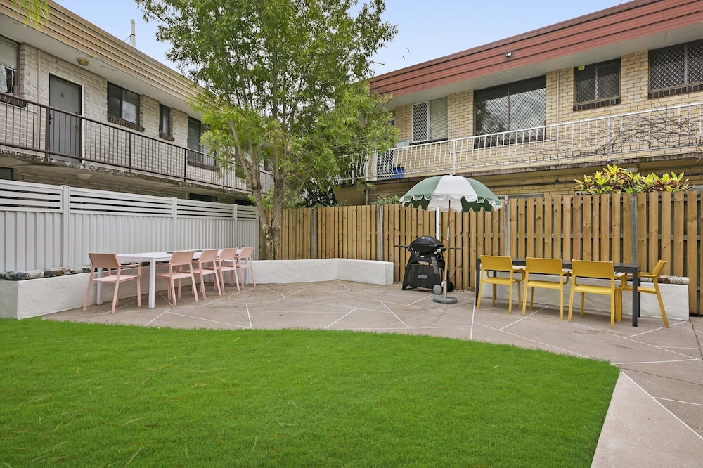 Mediterranean Surfers Paradise Townhouse With BBQ