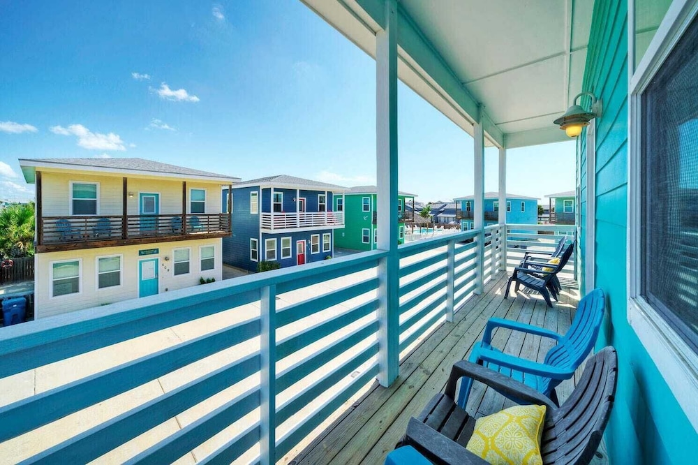 Sleeps 24, 2 Homes 2blocks to the Beach, Pool, Game Room, Patio w/ Outdoor Bar