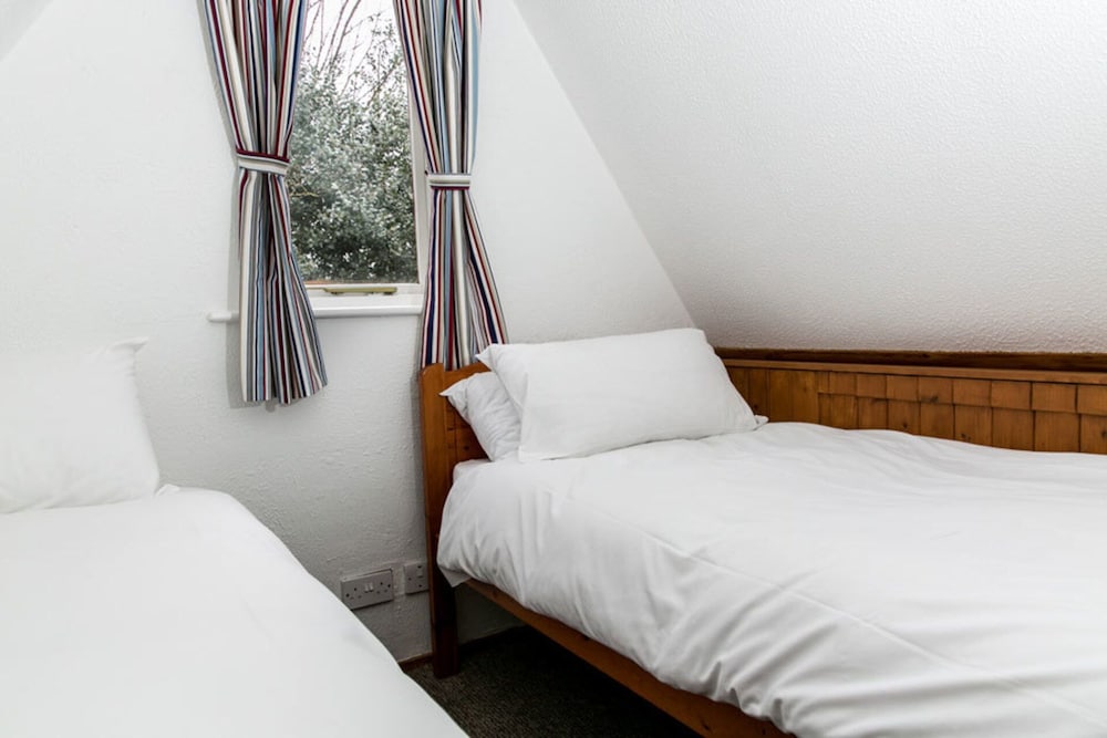 Chalet-sleeps6-parking-garden-pool view 3