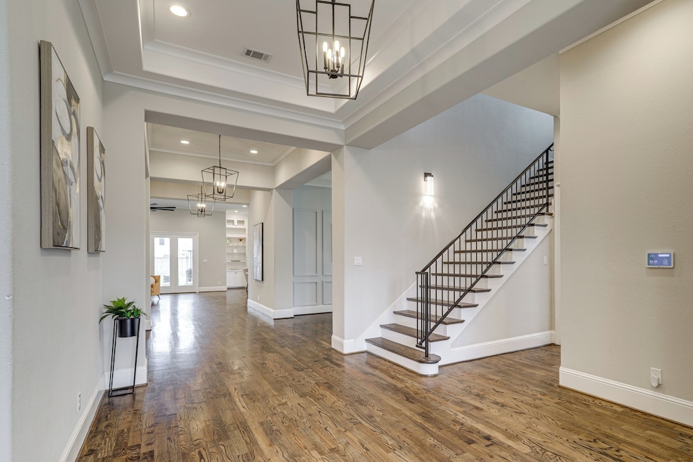 9 Mi to Downtown Houston: Spacious Group Getaway
