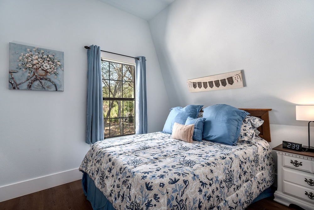 Terracotta Oasis - Wimberley for 30 Guests