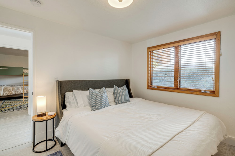 Oceanside Escape w/ Stunning Views: Walk to Beach!