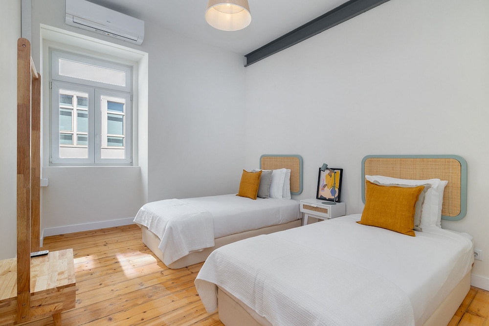 Brand new luxury apartment riverside view 3
