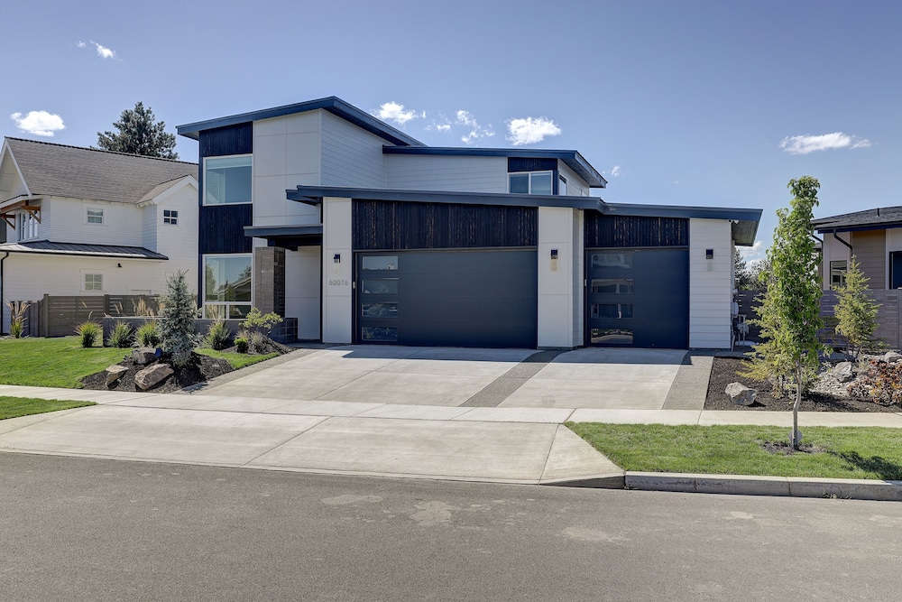 Ruby Peak *30 Day Minimum 4 Bedroom Home by RedAwning