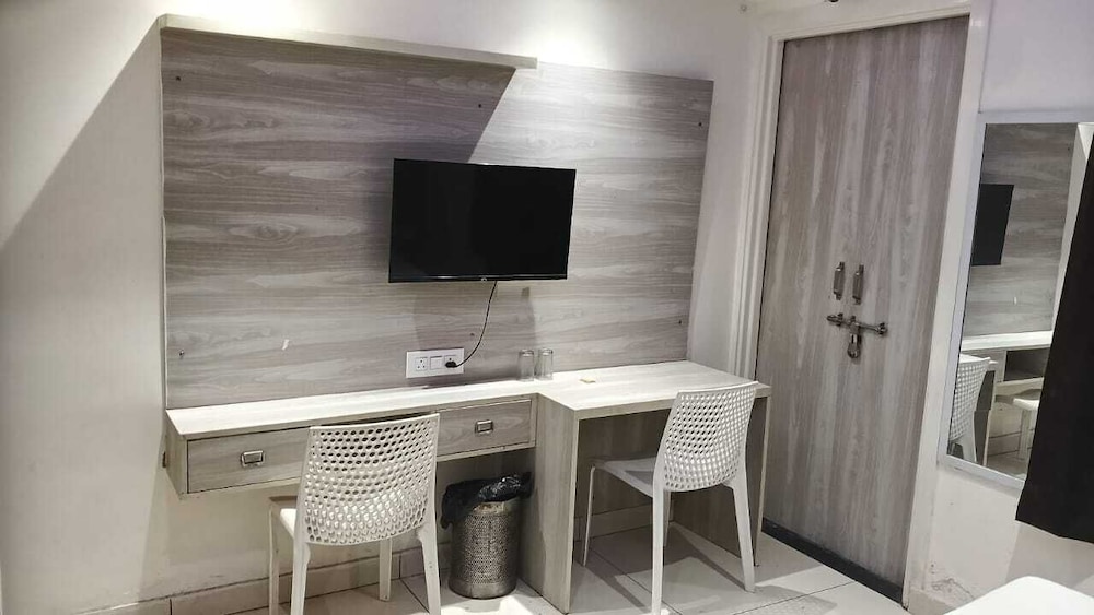 Hotel Red Chilly Adarsh Nagar