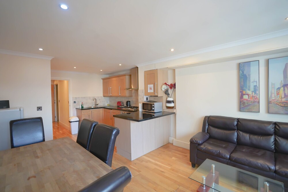 Cosy 2-bed 2 Bathroom Apartment in London