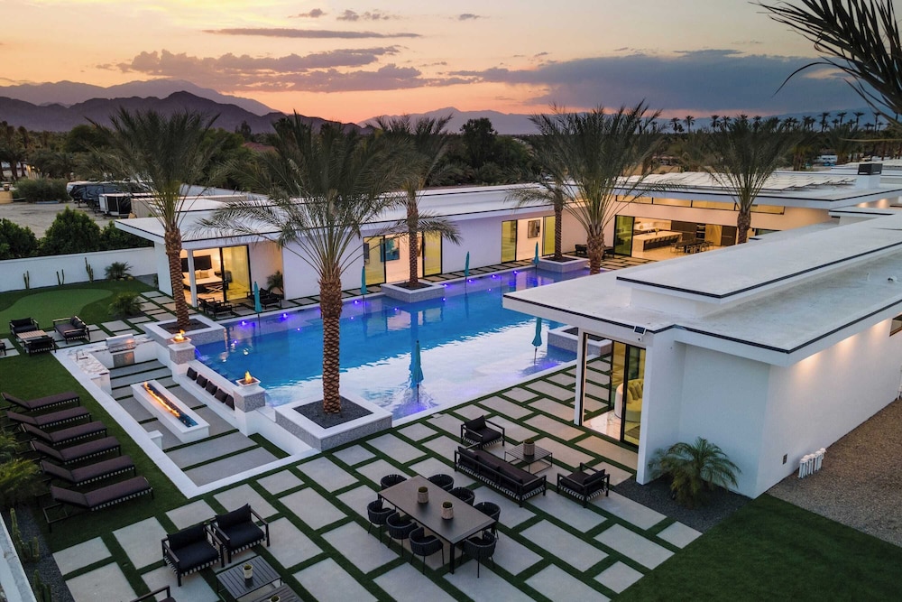 Sleeps 26 Pool, Hot Tub, Pickleball & Putting Green Bravo Villa #12 by Avantstay