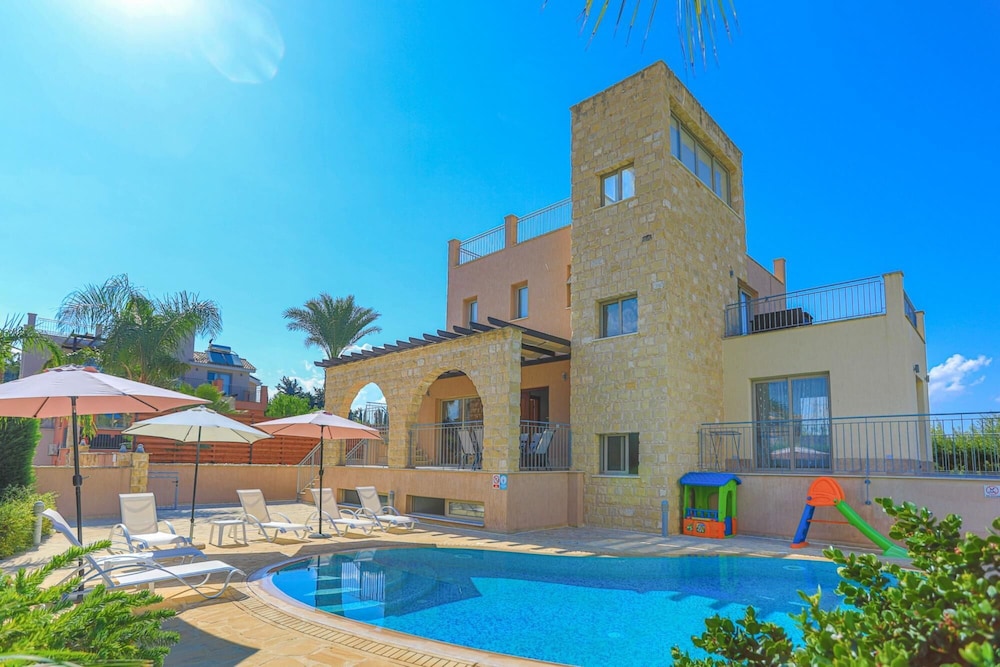 Villa Liberty in Polis