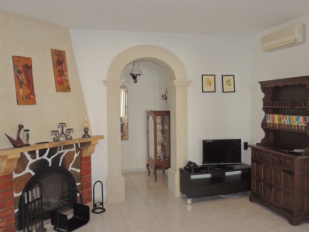 Charming Villa With Private Pool and air Conditioning, Near the Beach photo 2