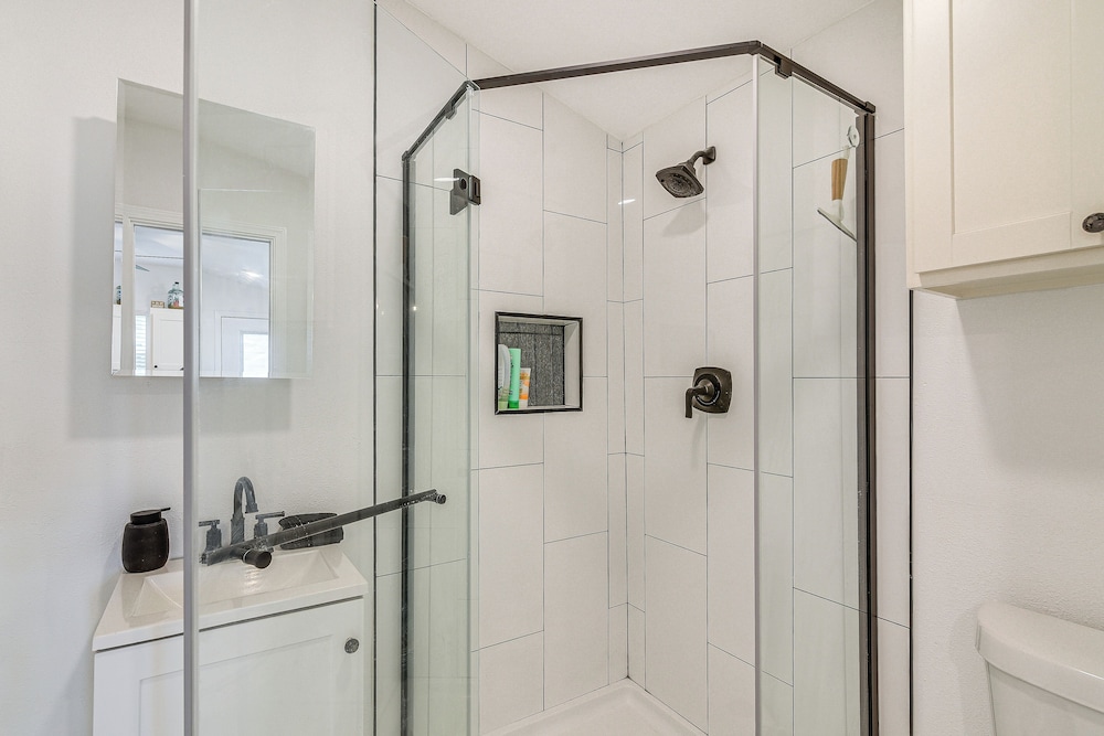 Updated Galveston Studio w/ Deck - 1 Mi to Beach!