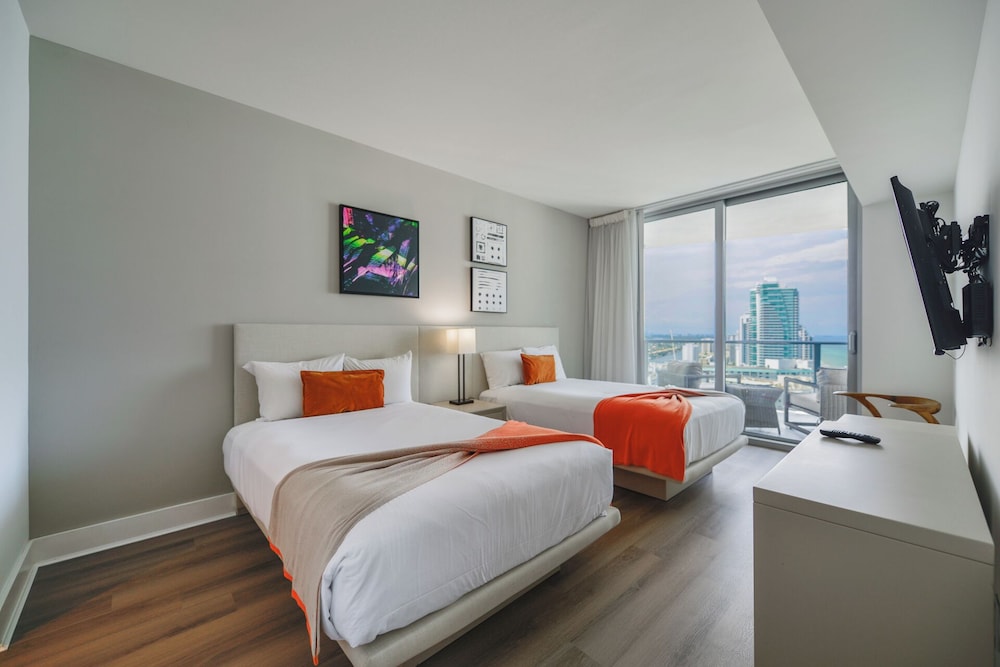 Fantastic 2BR Condo at Hollywood - Image 2