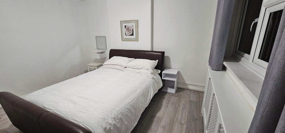 Spacious & Modern 2-bed House in Dagenham