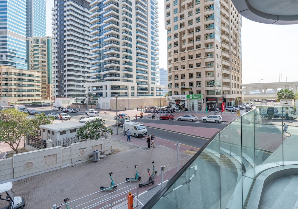 Vogue Condor Star Dubai Marina Pool