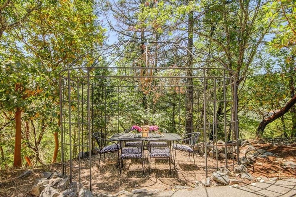 Jacksonville Mountain Retreat